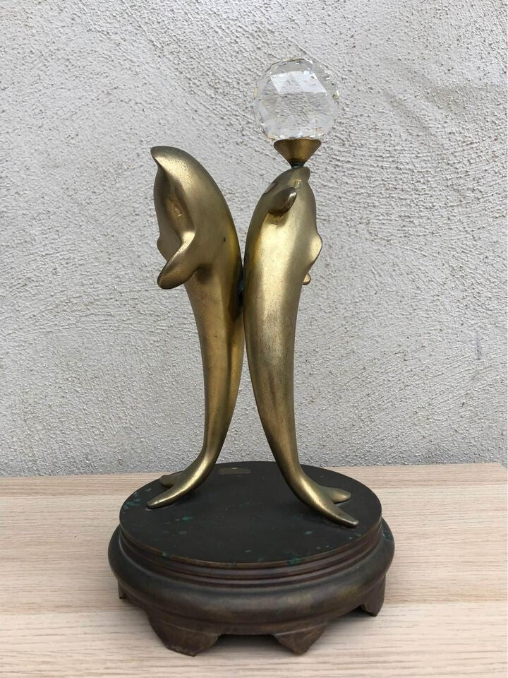 Scultura Vintage- Delfini in ottone e palla in cristallo - su base in ottone