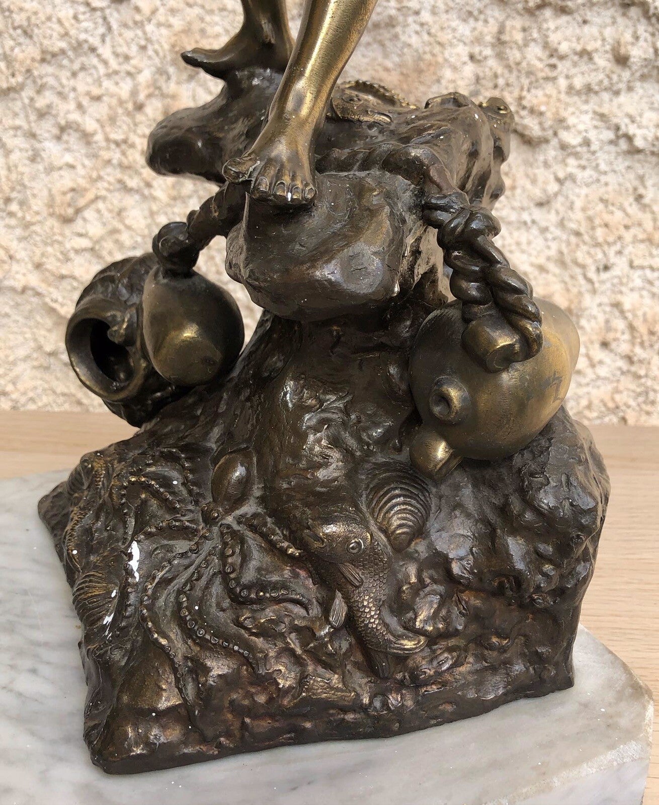 Scultura pescatore in antimonio vintage su base in marmo