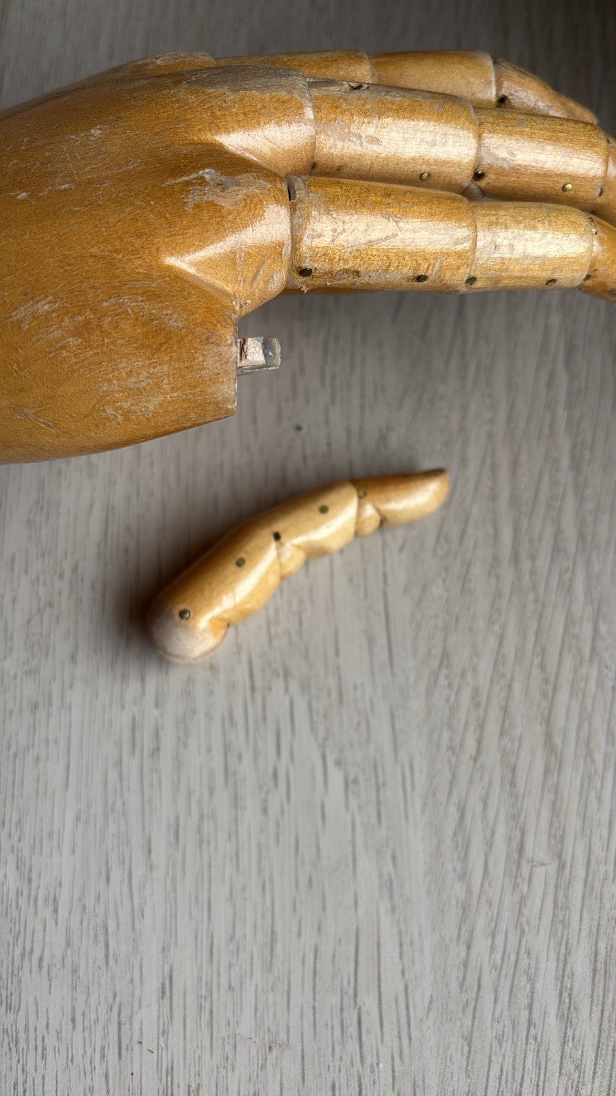 Antica Protesi Di Braccio Con Mano In Legno