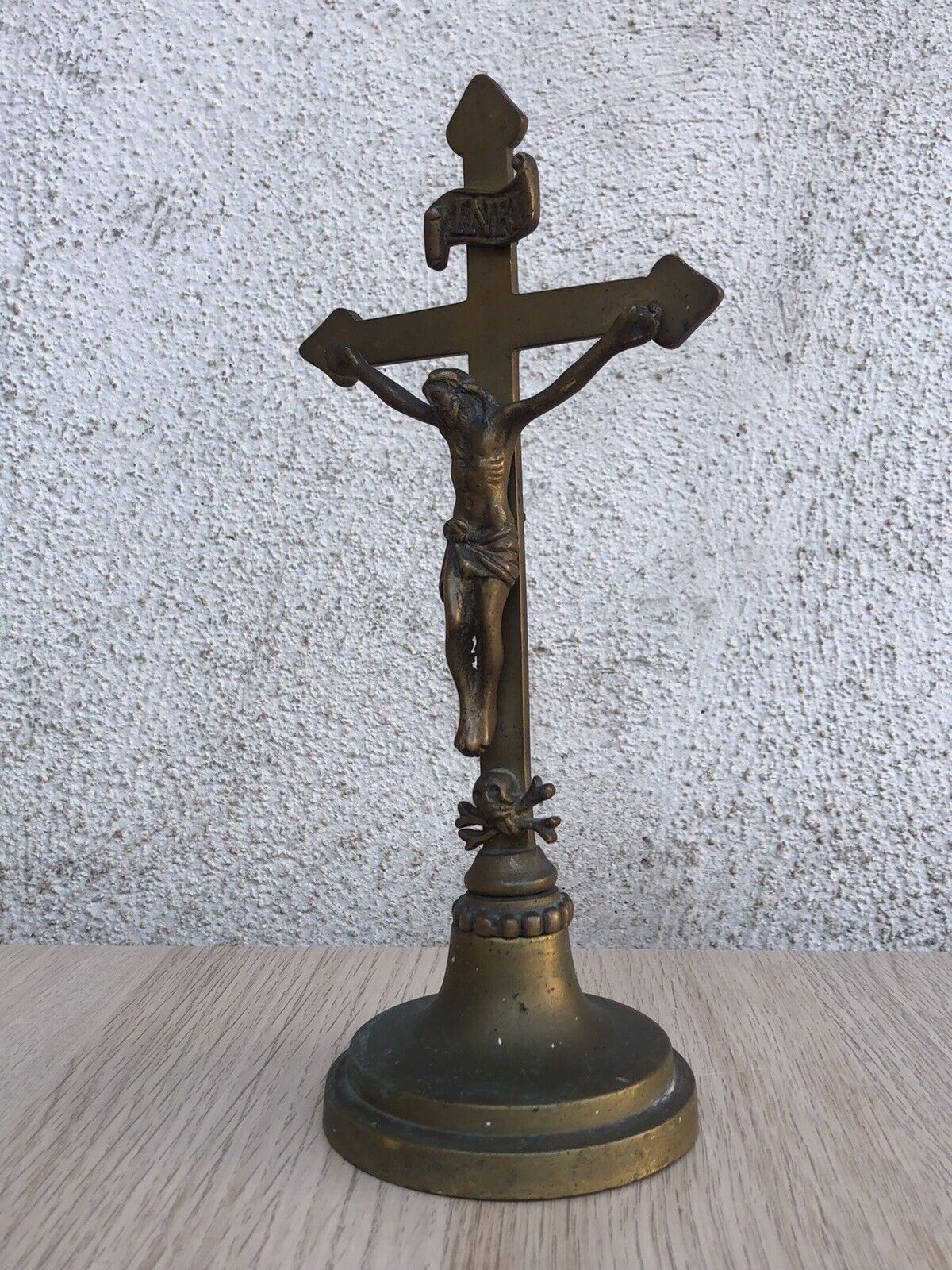 Crocifisso vintage in ottone con teschio memento mori