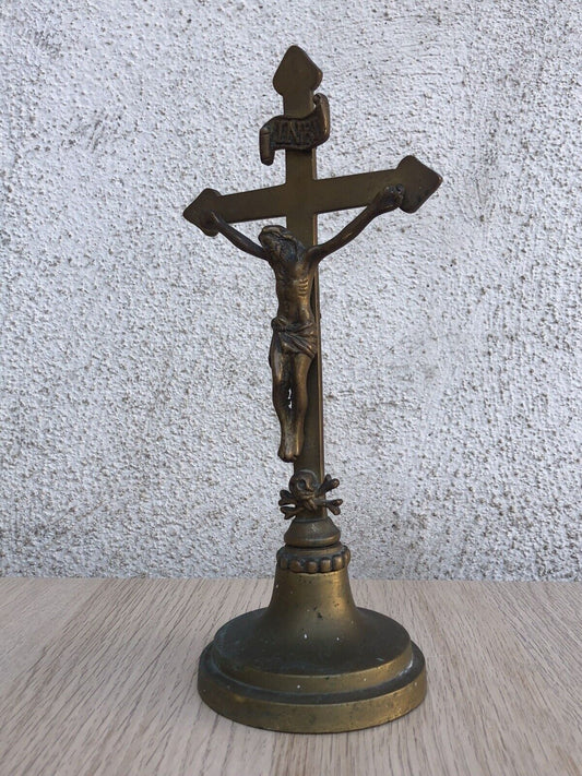 Crocifisso vintage in ottone con teschio memento mori
